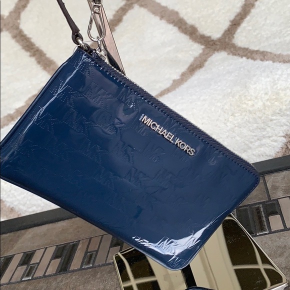 MICHAEL KORS JET SET ITEM LG GUSSET WRISTLET Navy - Picture 11 of 16